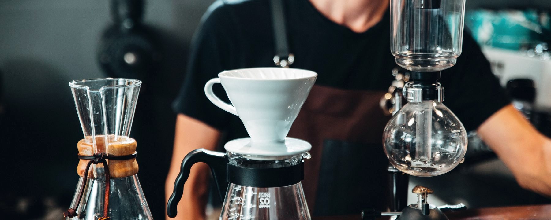 Quầy pha chuyên nghiệp với nhiều dụng cụ